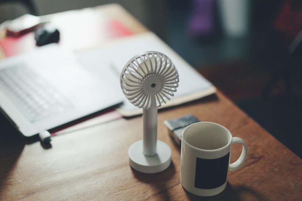 Waarom een plafondventilator met lamp boven je bed werkt